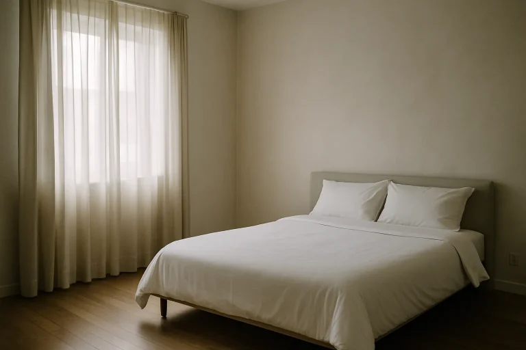 Chambre propre et lumineuse prête pour désinfection après décès naturel.